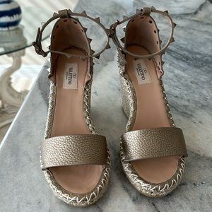 Double Rockstud Grainy Calfskin wedge sandal in almost perfect condition.